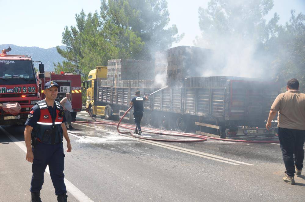 Konya’dan yola çıktı, patlayan lastik TIR'ı yaktı 7